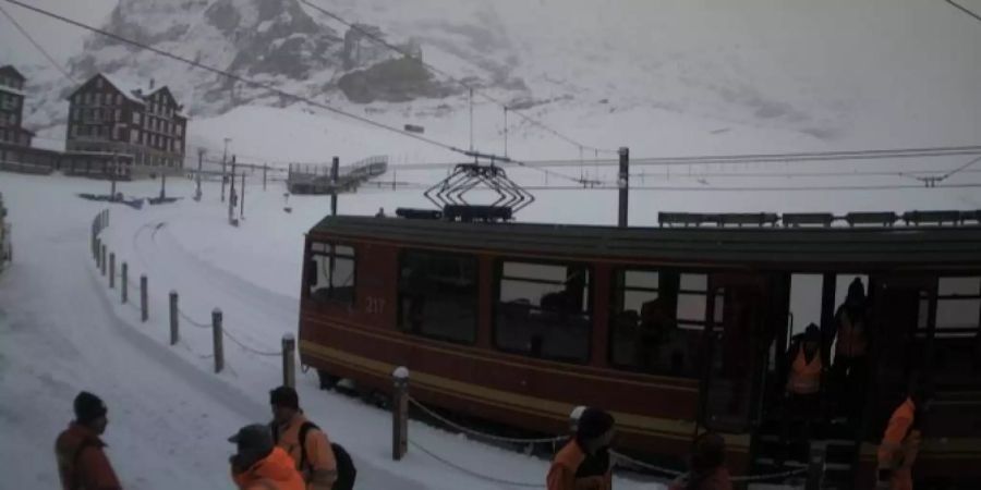 Arbeiter steigen auf der Kleinen Scheidegg aus einem Zug aus.