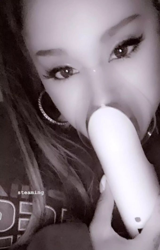 Die Sängerin Ariana Grande mit einem Inhalationsgerät. Ariana Grande London