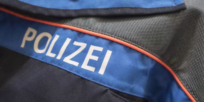 Das Logo der Kantonspolizei Luzern auf der Uniform eines Polizisten. kantonspolizei luzern