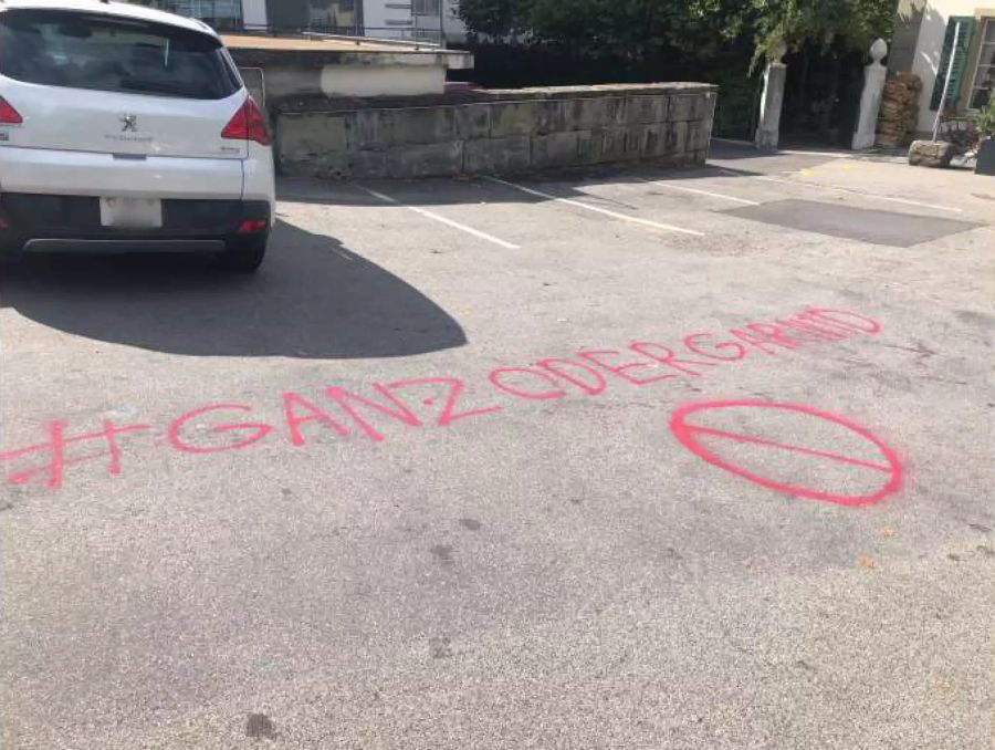 Das Kollektiv besprayte den Parkplatz mit Slogans.