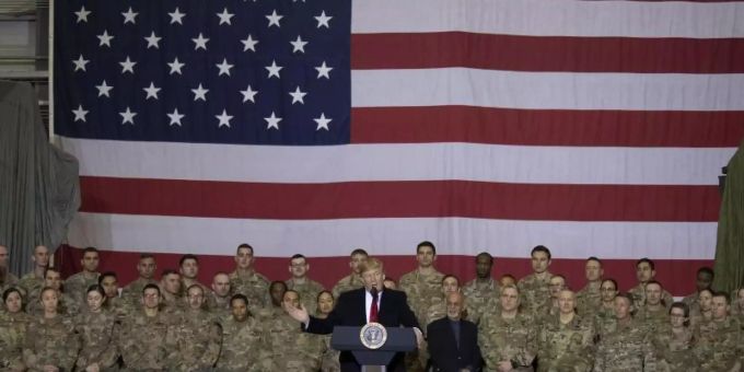US-Präsident Donald Trump spricht zu Mitgliedern der amerikanischen Truppen auf der Bagram Air Base nördlich von Kabul. Foto: Alex Brandon/AP/dpa Trump, Afghanistan