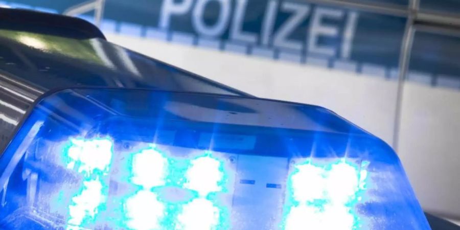 «Stoppt Ende Gelände»: Nach dem Posieren vor diesem aufgesprühten Slogan dürfen neun Bereitschaftspolizisten nicht mehr am Grosseinsatz in der Lausitz teilnehmen. Foto: Friso Gentsch/dpa