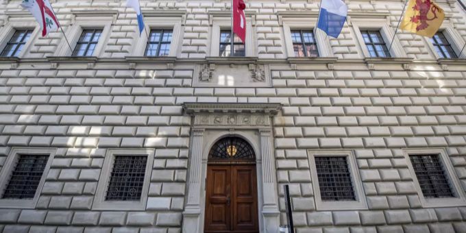 Flaggen hängen am Luzerner Regierungsgebäude. Luzerner Regierung