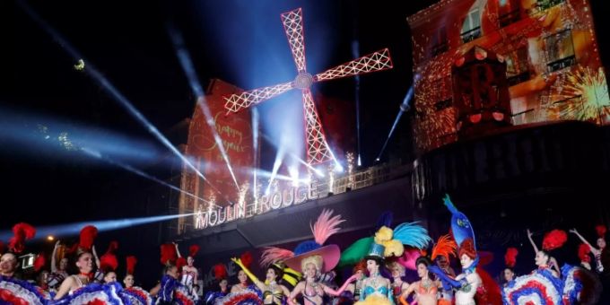 Im Schnitt werden im Moulin Rouge 240.000 Flaschen Champagner im Jahr ausgeschenkt. Moulin Rouge