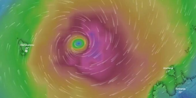Die Behörden auf Mayotte (links) haben wegen des Zyklons «Belna» Alarmstufe Rot ausgerufen. Rechts zu sehen ist der Nordwesten Madagaskar. mayotte zyklon