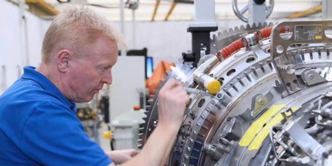 Ein Mitarbeiter arbeitet in einem Werk der MTU Aero Engines AG an einer Flugzeug-Turbine. Foto: -/MTU Aero Engines AG/dpa MTU aero engines