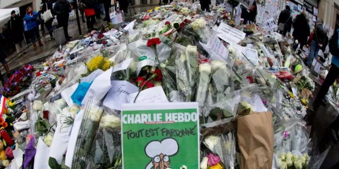Erstmals seit dem Anschlag 2015 tritt die Redaktion von «Charlie Hebdo» wieder öffentlich auf Erstmals seit dem Anschlag 2015 tritt die Redaktion von «Charlie Hebdo» wieder öffentlich auf