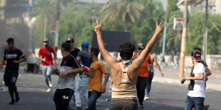 Demonstranten trotzen Ausgangssperre in Bagdad