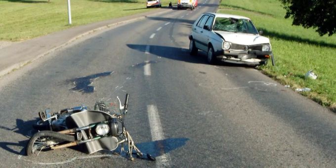 Der Fahrer des Mofas wurde auf Höhe Stöckerenwald von einem hellgrauen Kleinwagen überholt und dabei touchiert.