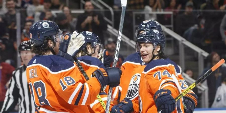 Die Spieler der Oilers freuen sich über ein Tor gegen Buffalo. Foto: Jason Franson/The Canadian Press/AP/dpa