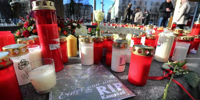 Grosse Trauer in Augsburg (D) nach der tödlichen Attacke auf einen Feuerwehrmann.