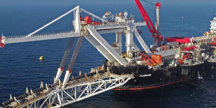 Das Verlegeschiff "Audacia" des Offshore-Dienstleisters Allseas verlegt in der Ostsee vor der Insel Rügen Rohre für die Gaspipeline Nord Stream 2. Foto: Bernd Wüstneck/dpa/Archiv