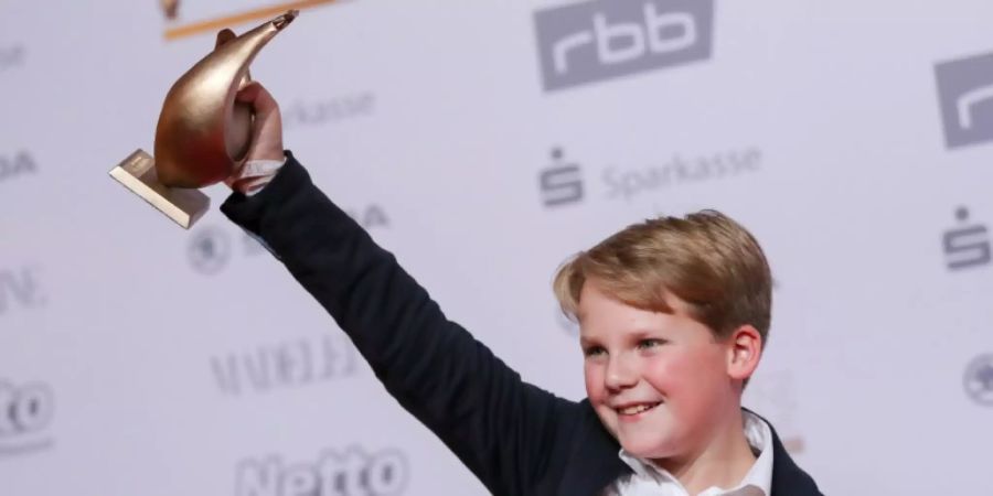 Schauspieler Julius Weckauf mit seiner Goldenen Henne