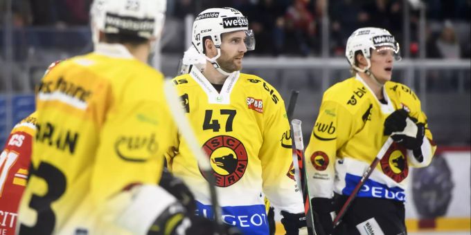 Andrew MacDonald (m.) trägt gegen Biel zum ersten Mal das Dress des SCB. SCB