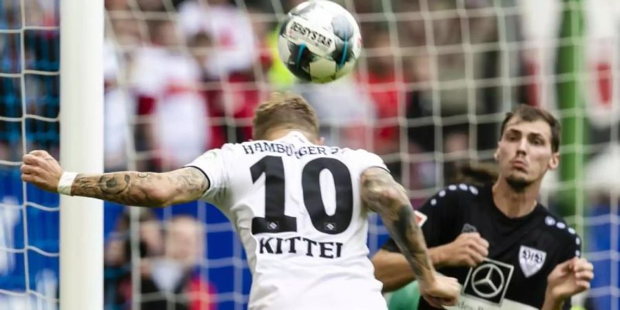 Hamburgs Doppeltorschütze Sonny Kittel (l) trifft per Kopf zum 3:1 für den HSV. Foto: Frank Molter/dpa