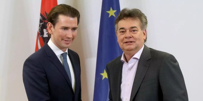 ÖVP-Chef Sebastian Kurz (l) und Grünen-Chef Werner Kogler geben zum Abschluss der Koalitionsgespräche ein Statement und reichen sich die Hand. Koalition Österreich