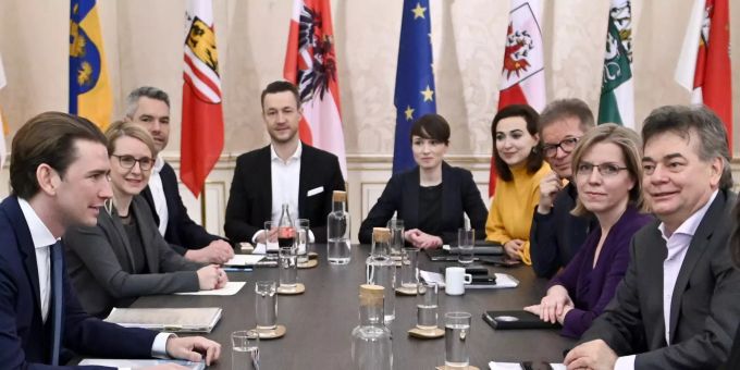 ÖVP-Chef Sebastian Kurz (l.) und Grünen-Chef Werner Kogler (r.) sitzen bei der Fortsetzung der Koalitionsgespräche am Tisch. Koalition Österreich - Koalitionsgespräche