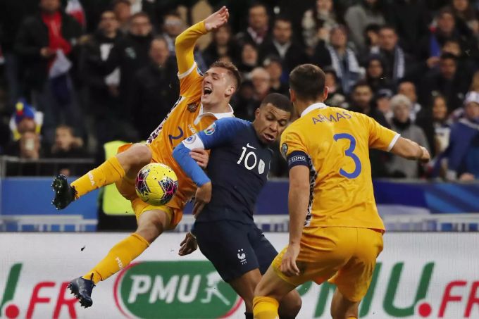 Kylian Mbappé hat im französischen Nationalteam mittlerweile die Nummer 10 von Karim Benzema übernommen. Kylian Mbappé
