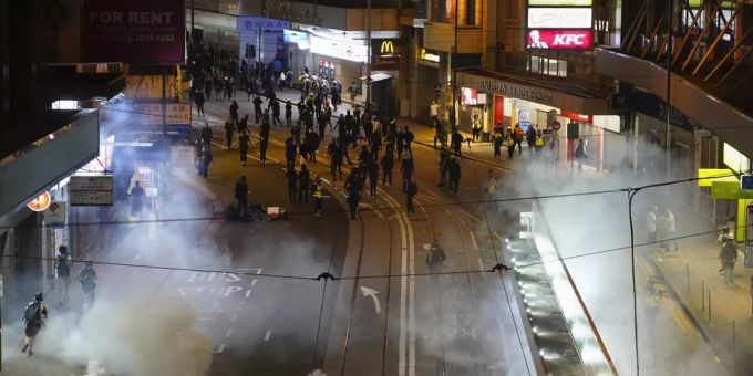 Bei Protesten in einem Hongkonger Einkaufszentrum wurden mehrere Personen verletzt. hongkong