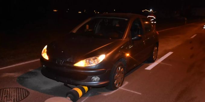 Alkoholisiert in Verkehrsinsel geprallt Verkehsinsel