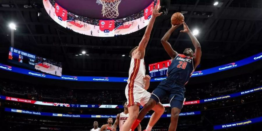 Wizards-Center Ian Mahinmi (r) beim Sprungwurf. Foto: Nick Wass/AP/dpa