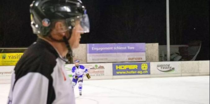 Der Schiedsrichter überblickt das Spielfeld mit Adleraugen.