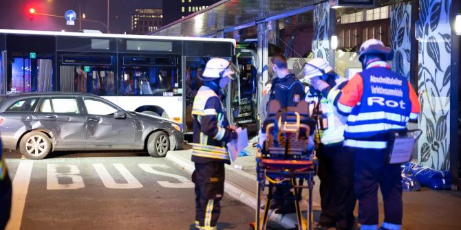 16 Verletzte bei Unfall in Wiesbaden mit Bussen und Autos