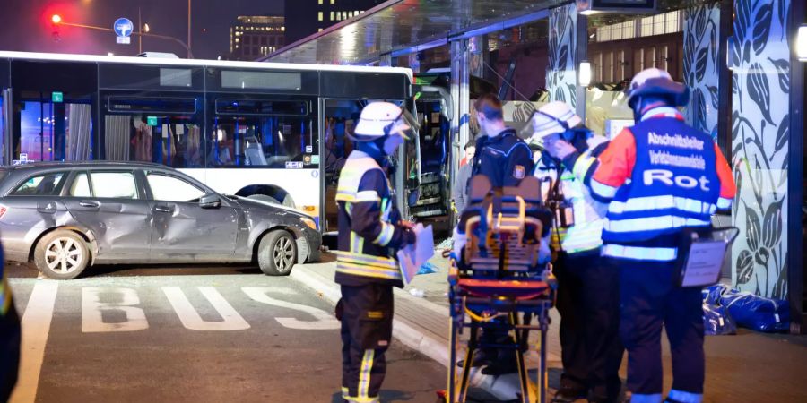 16 Verletzte bei Unfall in Wiesbaden mit Bussen und Autos