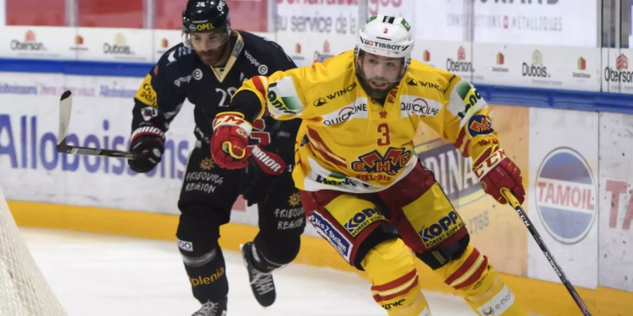 Immer einen Schritt zu spät: Fribourgs Tristan Vauclair läuft Biels Peter Schneider hinterher