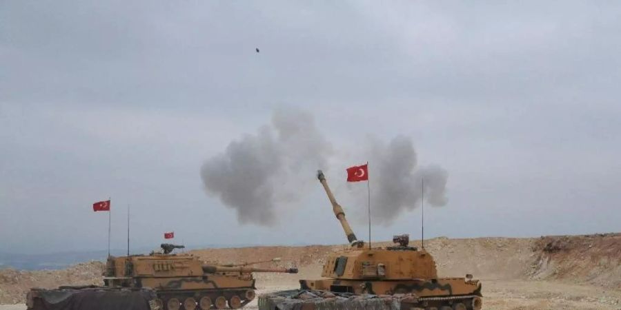 Dieses vom türkischen Verteidigungsministerium zur Verfügung gestellte Foto zeigt eine militärische Operation an der türkisch-syrischen Grenze. Die Türkei hat nach Luftangriffen gegen kurdische Milizen in Nordsyrien nun auch eine Offensive mit Bodentruppen begonnen. Foto: -/Turkish Defense Ministry/XinHua/dpa