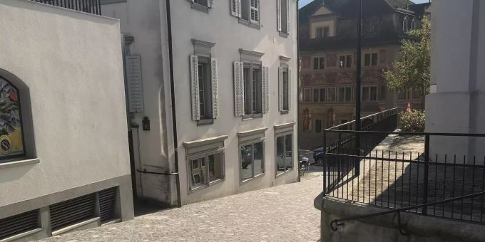 Durch die neue Konzipierung des Einfahrtbereichs auf den Hauptplatz, ändern sich auch die Vortrittsverhältnisse für die Verkehrsteilnehmer. Hirzengasse