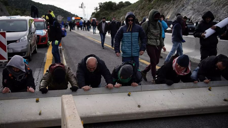 Die Blockade richtet sich gegen die Verurteilung der katalanischen Separatisten.