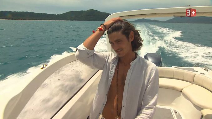 Bachelor Patric Haziri mag seine Haarpracht. Abzuschneiden für eine Frau? Kommt für den Zürcher nicht in Frage. Der Bachelor 2019 Schweiz