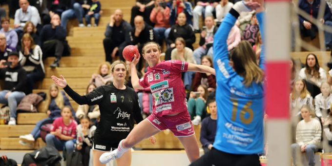 Captain Sabrina Amrein setzt zum alles entscheidenden Siegestor an. Spono Eagles