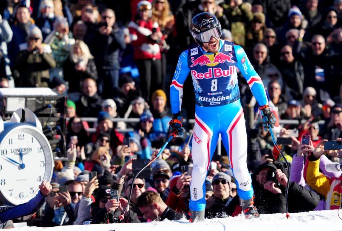Cyprien Sarrazin feiert seine Fahrt auf den Ziel-Absperrungen. Cyprien Sarrazin