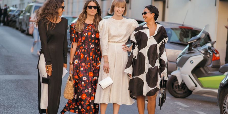 vier Frauen im Kleid.