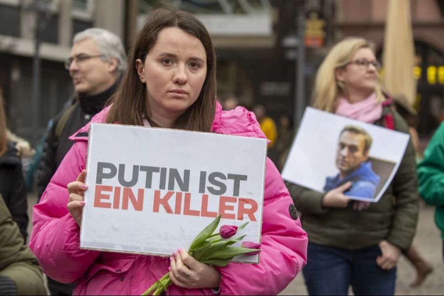 Deutsche demonstrieren gegen Putin wegen des Mordes an Alexei Nawalny.