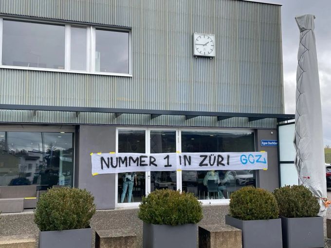 Dieses Banner hängt vor des GC-Campus. Die Hoppers und ihre Fans sind heiss aufs Derby. GC