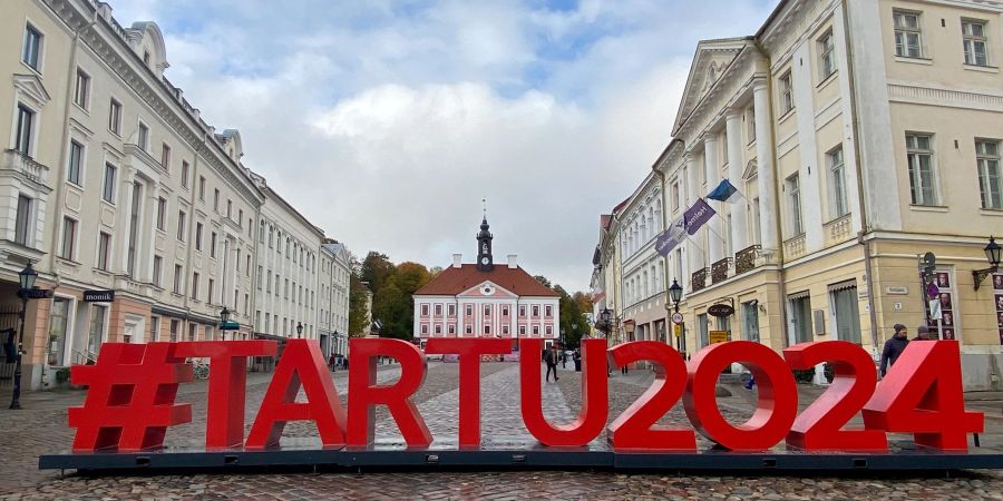 Der Schriftzug «#Tartu2024» ist in Grossbuchstaben für die Europäische Kulturhauptstadt 2024 auf dem Rathausplatz in Tartu aufgestellt.