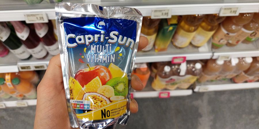 Die Capri-Sun (besser bekannt als Capri-Sonne) ist insbesondere bei Teenies beliebt.