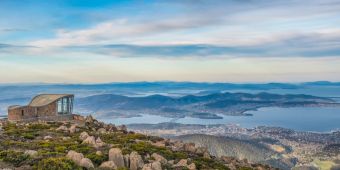 Ausblick auf Tasmanien Berge Wasser Stadtkulisse