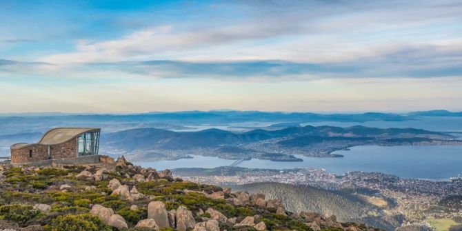 Ausblick auf Tasmanien Berge Wasser Stadtkulisse