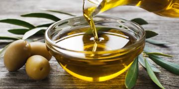Schalte Öl Oliven Olivenzweige Tisch Karaffe mit Öl