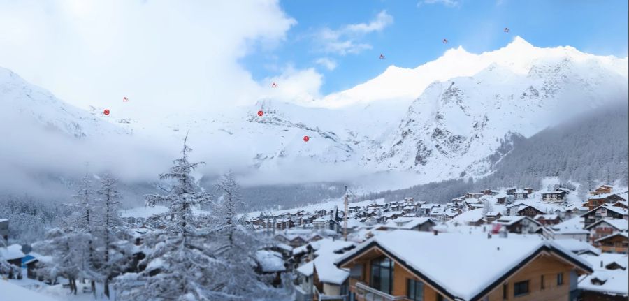 Saas-Fee Dorf, auf 1800 Meter über Meer, hat zusätzlich zum Neuschnee auch noch Glück mit dem Wetter!