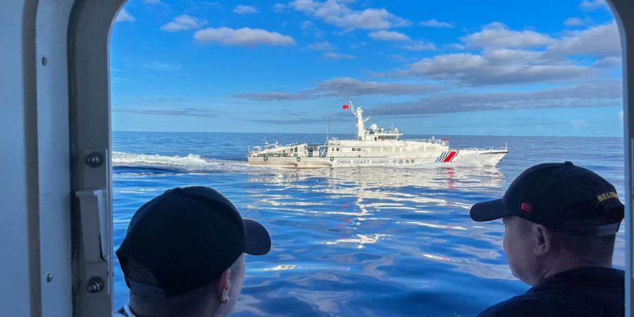 Ein chinesisches Küstenwachenschiff manövriert neben dem philippinischen Küstenwachenschiff BRP Cabra (Archivbild).