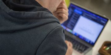Mann an Computer