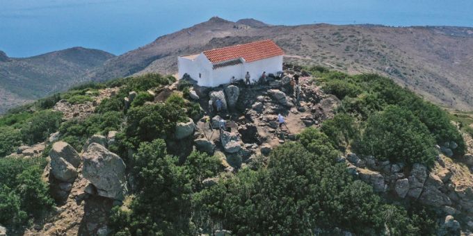 Für Ausgrabungen besteigen Schweizer Archäologinnen und Archäologen den Berg Hellanion Oros, den höchsten Berg der Insel Ägina, jeden Tag zu Fuss. Für Ausgrabungen besteigen Schweizer Archäologinnen und Archäologen den Berg Hellanion Oros, den höchsten Berg der Insel Ägina, jeden Tag zu Fuss.