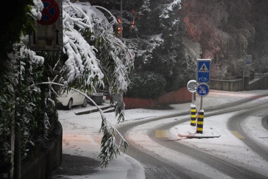 Viele Strassen wurden am späten Abend nicht geräumt.