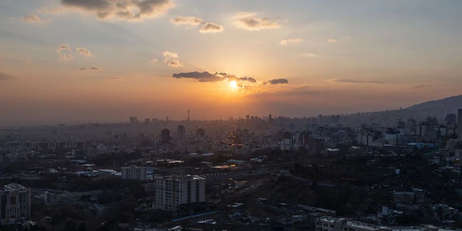 In der Millionenmetropole Teheran brechen Sonnenstrahlen durch ein paar Wolken. Bei dem pakistanischen Angriff auf den Iran sollen nach iranischen Angaben drei Drohnen in Wohngebieten eingesetzt worden sein. Foto: Arne Immanuel Bänsch/dpa