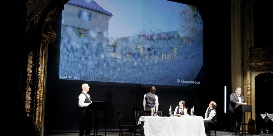 Bei einer szenischen Lesung auf der Bühne des Berliner Ensemble präsentiert Correctiv Details zu einem Treffen von AfD-Politikern, Rechtsextremisten und Unternehmern.